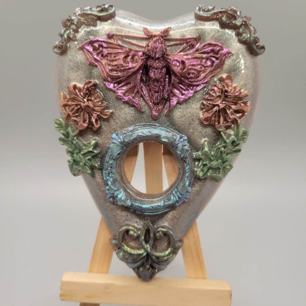 Death of a moth  decor Planchette